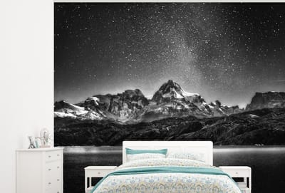 Behang - Fotobehang Sterrenhemel - Berg - Nacht - Breedte 275 cm x hoogte 220 cm