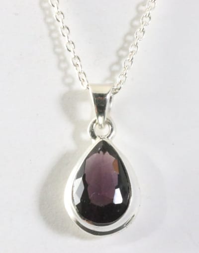 Druppelvormige zilveren hanger met amethist aan ketting