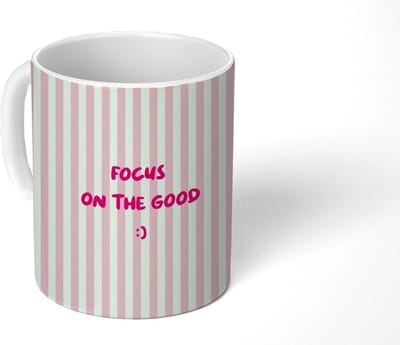 Mok - Koffiemok - Focus on the good - Strepen - Roze - Smiley - Mokken - 350 ML - Beker - Koffiemokken - Theemok - Mok met Tekst
