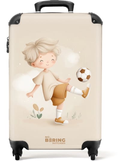 NoBoringSuitcases.com® - Kinderkoffer jongen - Kindertrolley jongens - Jongen met een voetbal in beige kleuren - Handbagage koffer lichtgewicht - Reiskoffer trolley kinderen - Rolkoffer met wieltjes - Past binnen 55x40x20 en 55x35x25