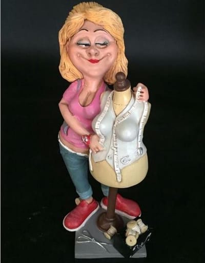 Kleermaakster – kleding styliste – beeldje – beroepen – funny jobs – warren stratford – 8x7x22 cm