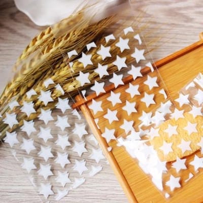 Knaak Uitdeelzakjes - 100 Stuks - Transparant met Witte Sterren - 10 x 8 cm - Cellofaan Zakjes met Plakstrip