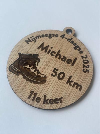Nijmeegse vierdaagse hanger - vierdaagse - 4-daagse - Nijmegen - gegraveerd - laser graveren - hanger - uniek cadeau - herinnering - herinnering op hout - ronde hanger - Nijmeegse 4-daagse 2025