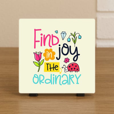 Inspirerende Tegel 10,5x10,5 cm – “Find Joy in the Ordinary” – Positieve Decoratie & Cadeau