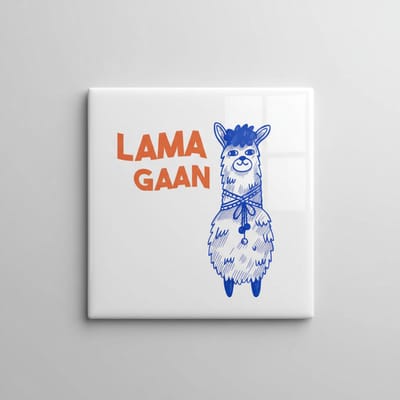 Grappige “Lama Gaan” Keramische Tegel 15×15 cm – Schattige Blauwe Lama Illustratie – Leuk Cadeau & Woondecoratie