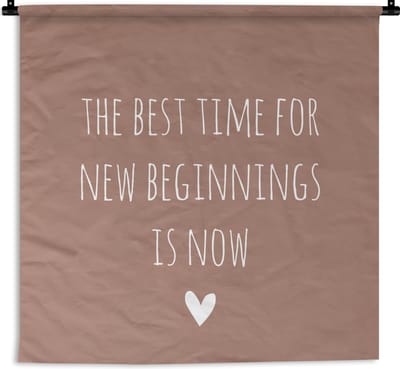Wandkleed - Wanddoek - Engelse quote "The best time for new beginnings is now" met een hartje op een bruine achtergrond - 180x180 cm - Wandtapijt