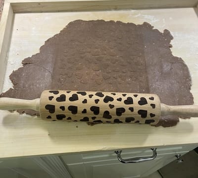 Reliëf deegroller met gegraveerd harten ontwerp - decoratieve deegroller voor taartbakken - unieke bakjes en aardewerk maken - handgemaakte deegroller met patroon 40 cm