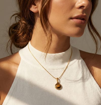 Lundholm Cecile Ketting Dames Goud Kleurig – Premium Stainless Steel 2.5 Micron PVD Gold Plated – Goudkleurige Ketting met Tijgeroog Hanger Steen – 40 + 5,5 cm – Scandinavisch Design