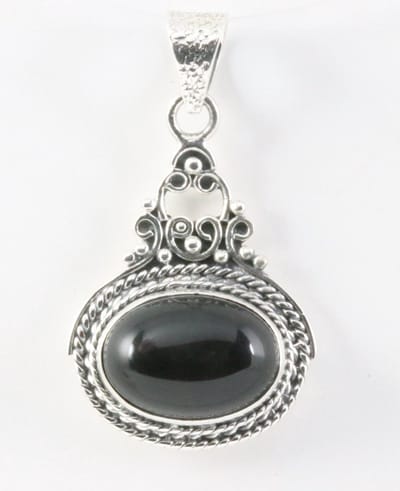 Bewerkte zilveren hanger met onyx