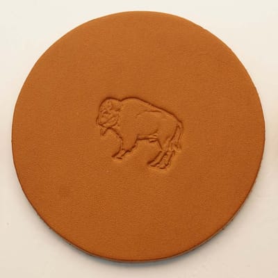 Lederen beige onderzetters van bizons set van 6 stuks - leuke beige onderzetters met dieren afbeelding - unieke leren onderzetters - luxe onderzetters handgemaakt - onderzetters voor drinkglazen - onderzetters bierglazen - onderzetters bekers