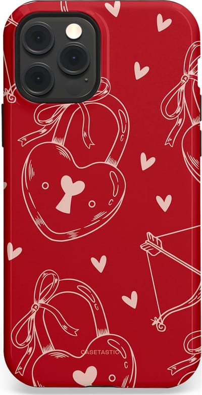 Casetastic Hoesje Geschikt voor Apple iPhone 12/12 Pro Magsafe - Stijlvolle Beschermende Duo-layer Case - Hartendief - Liefdes Slotjes - Valentijn - Valentine - Love - Rood Wit