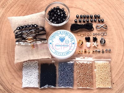 Zelf sieraden maken kralen pakket - Armbandjes - 2mm kraal met letterkralen, connector en gekleurd elastiek - Zwart, goud, zilver, wit - DIY