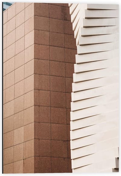 Dibond - Twee gebouwen Bruin/Wit - 40x60cm Foto op Aluminium (Wanddecoratie van metaal)
