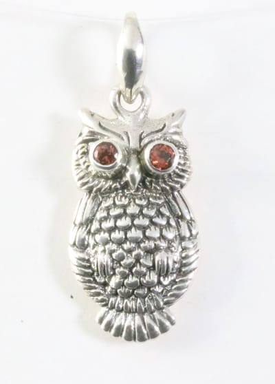 Zilveren uil hanger met granaat