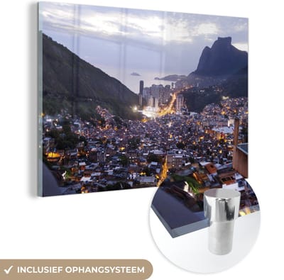 ® Glasschilderij 180x120 cm - Schilderij acrylglas - Uitzicht op een Favela in Brazilië met op de achtergrond een berglandschap - Foto op glas - Muurdecoratie woonkamer - Wanddecoratie slaapkamer - Schilderijen