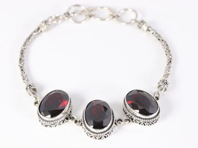 Traditionele bewerkte zilveren armband met granaat en koningsschakels