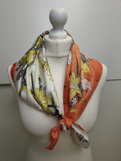 Vierkante dames sjaal Zelda-gebloemd motief-oranje wit geel bruin zwart-70x70-neksjaal-halssjaal