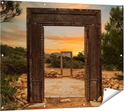 Gards Tuinposter Cale Llentia Deur Opening in Ibiza - 120x90 cm - Tuindoek - Tuindecoratie - Wanddecoratie buiten - Tuinschilderij