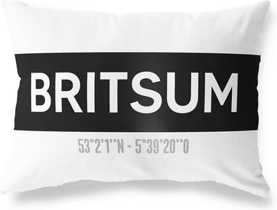 Tuinkussen BRITSUM - FRIESLAND met coördinaten - Buitenkussen - Bootkussen - Weerbestendig - Jouw Plaats - Studio216 - Modern - Zwart-Wit - 50x30cm