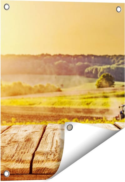 Gards Tuinposter Tractor in het Veld met Houten Planken - 40x50 cm - Tuindoek - Tuindecoratie - Wanddecoratie buiten - Tuinschilderij