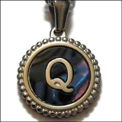 Aramat Jewels | Halskettingen | Unieke Stalen Initiaal Ketting met Abalone Schelp - Zilverkleur - 45cm | Q | |15mm | Staal | Volwassenen | Verkleurd niet