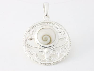 Ronde opengewerkte zilveren hanger met shiva oog schelp