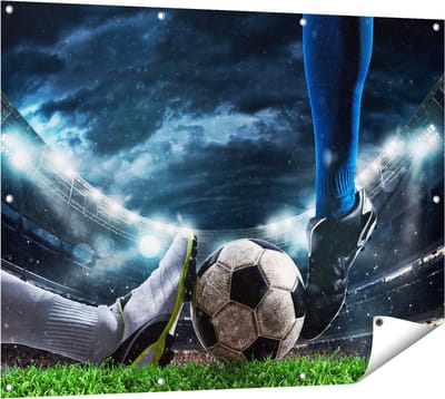 Gards Tuinposter Voetbal Sliding op de Bal in het Stadion - 120x90 cm - Tuindoek - Tuindecoratie - Wanddecoratie buiten - Tuinschilderij
