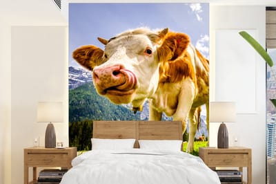 Behang - Fotobehang Koeien - Bergen - Gras - Landschap - Alpen - Breedte 190 cm x hoogte 260 cm