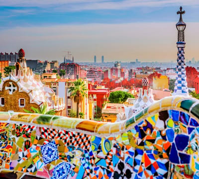 Kleurig detail van de bank van Gaudí in Park Güell in Barcelona - Fotobehang (in banen) - 250 x 260 cm