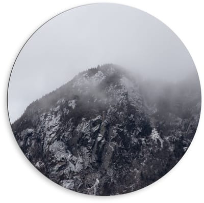 Dibond Wandcirkel - Berg met Mist (zwart/wit) - 80x80cm Foto op Aluminium Wandcirkel (met ophangsysteem)