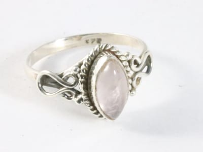 Fijne bewerkte zilveren ring met rozenkwarts - maat 19.5