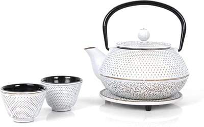 Famanu - Gietijzeren theeset – Theepot 0.8 l met uitneembaar zeefje – Theepot met onderzetter en 2 theekopjes – Vintage stijl – Voor losse thee – Crème