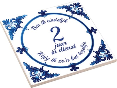 Spreuktegel met tekst " Ben ik eindelijk 2 jaar in dienst, krijg ik zo'n kut tegeltje" Werkjubileum - Cadeau voor Collega - Werknemer cadeau - Tegel met Tekst - Grappig Cadeau Collega