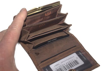 Oi Hunter bruine leren knip portemonnee / kleine overslagbeurs met beugelsluiting binnenin / ouderwets knipbeursje met ruimte voor biljetten / compacte portemonnee met kliksluiting aan de binnenkant / Beveiligd tegen skimmen / bruin leer / 546H
