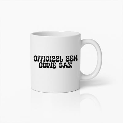 Retro Stijl Nederlandse Koffiemok - 'Officieel Een Ouwe Zak' – Vintage Lettertype Keramische Beker voor Plezier en Cadeaus