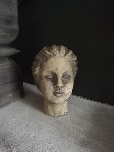 hoofd meisje steen