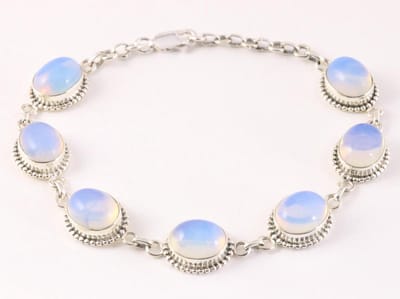 Bewerkte zilveren armband met vuuropaal