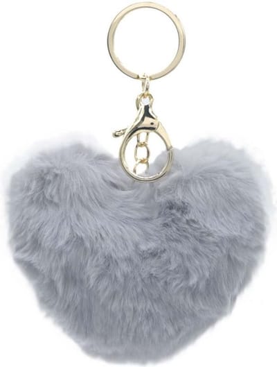 Gemakkelijk om erbij te hebben, deze fluffy zachte sleutelhanger in een leuke kleur. Handig voor aan de sleutelbos, tas, of om op te hangen als decoratie. Koop deze sleutelhanger voor jezelf of geef hem bijvoorbeeld cadeau.