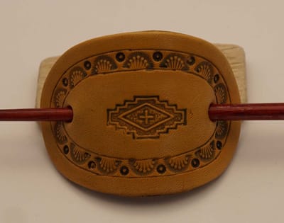Leren haarspeld + stokje hout beige sierwerk - leuke dames haarspeld - haarspeld voor lang of kort haar - 100% leren haarspeld - beige haarspeld - niet snel breekbaar haarspeld - stevige haarspeld - haarspeld met sierlijke designs