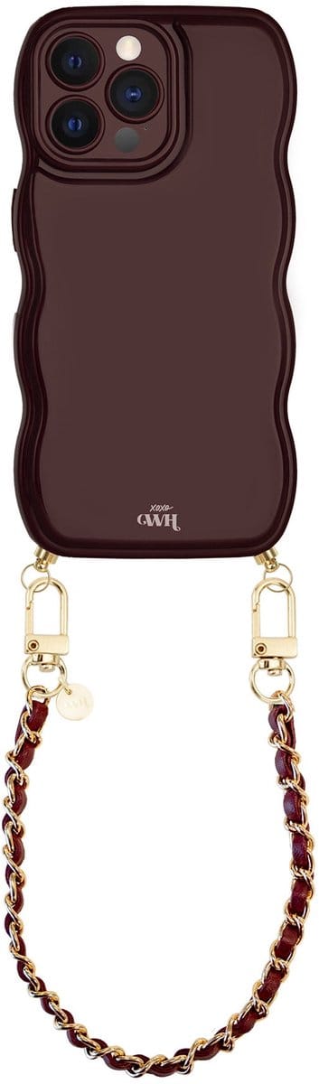 xoxo Wildhearts Glossy Wavy Cord Case Burgundy - Geschikt voor iPhone 12 Pro Max - Classic Chain - Kort koord - Glimmend telefoonhoesje met golven - Hoesje met koord - Bordeaux rood met gouden ketting - Telefoonkoord - Korte variant koord
