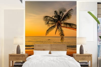 Behang - Fotobehang Palmboom - Strand - Zonsondergang - Zee - Breedte 205 cm x hoogte 280 cm