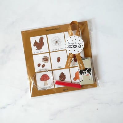 25 Uitdeelzakjes / Traktatie zakjes + 25 Stickers Hiep Hiep Hoera - Wit - Zwart - Goud dots / stip | School traktaties - Cellofaan zakjes - Transparant - Uitdelen | Peuterspeelzaal - Kinderopvang - Bedrijf | DH collection