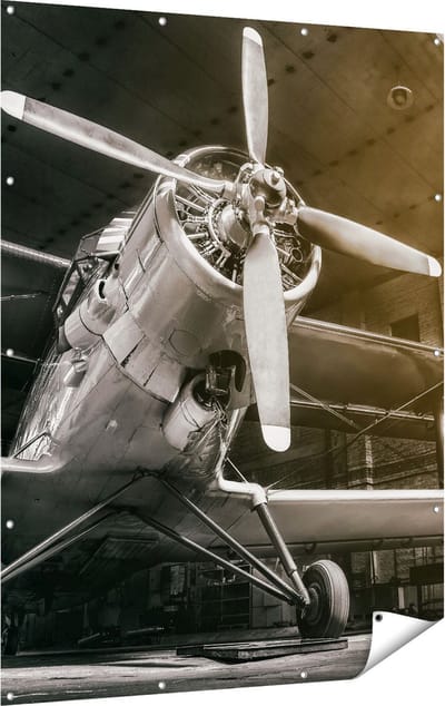 Gards Tuinposter Oud Vliegtuig in een Hangar - Zwart Wit - 120x160 cm - Tuindoek - Tuindecoratie - Wanddecoratie buiten - Tuinschilderij
