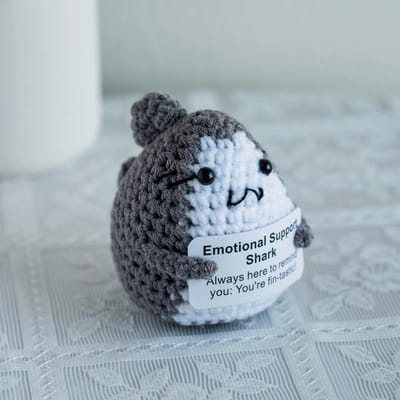 Grappige Gehaakte Positieve Energie Kikker Haai Pop Met Kaart Huis Kamer Decoratie Handgemaakt Gebreid Ornament Kerstcadeaus