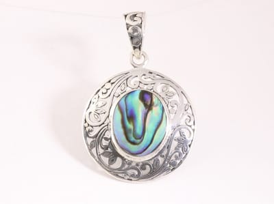 Ronde opengewerkte zilveren hanger met abalone schelp