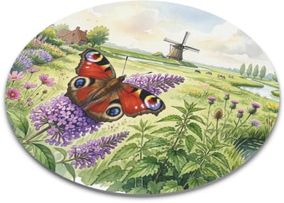 Muismat Dagpauwoog Vlinder op Vlinderstruik – Kleurrijke Bloemen & Hollands Weidelandschap – Vrolijk "Aquarel" Cadeau voor haar: Vrouw, Vriendin & Collega – Zomerse Bureau Decoratie – Botanische Ronde Muismat met Natuurprint