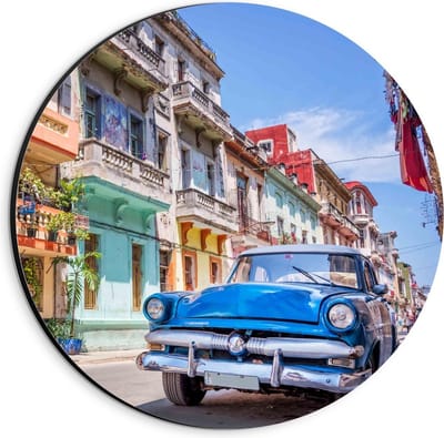 Dibond Wandcirkel - Blauwe Auto in Straat in Cuba - 20x20cm Foto op Aluminium Wandcirkel (met ophangsysteem)