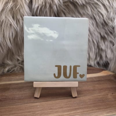 Robuust Wenstegeltje Juf – Cadeau Juffendag – Afscheid Juf – Bedankje – Trendy – Woondecoratie – Cadeautje – Decoratief Tegeltje met Standaard – Cadeau Idee