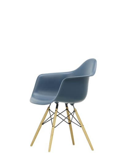 Vitra - DAW Eames Plastic Armchair - zeeblauw RE - honingkleurig essenhout