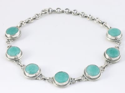 Bewerkte zilveren armband met smaragd